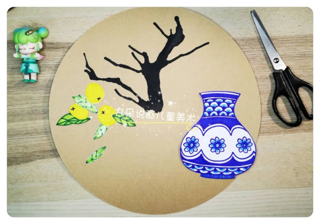 步骤6：将画好的花瓶、叶子和枇杷用剪刀剪下