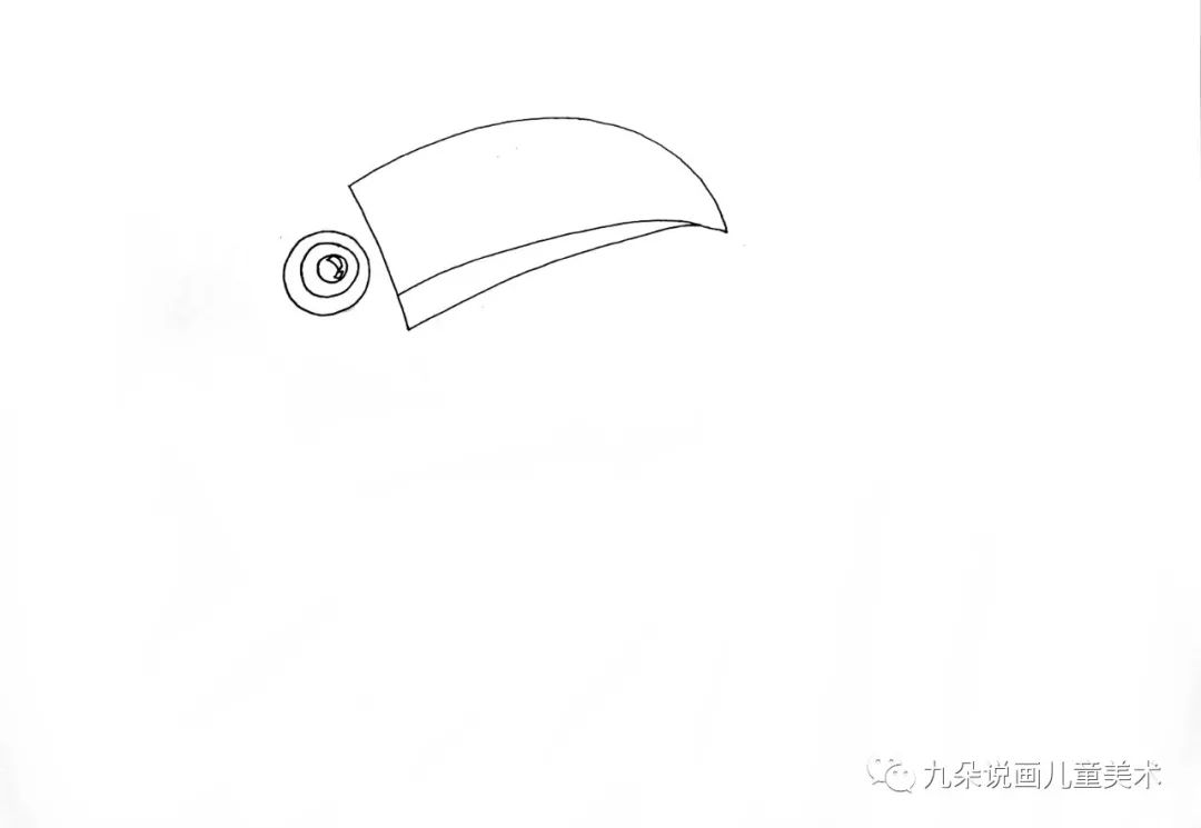 步骤1：画纸横着构图，画出巨大的喙和眼睛。九朵老师演示为了让小朋友看得清楚是签字笔画的，小朋友的话是可以用铅笔起稿的。