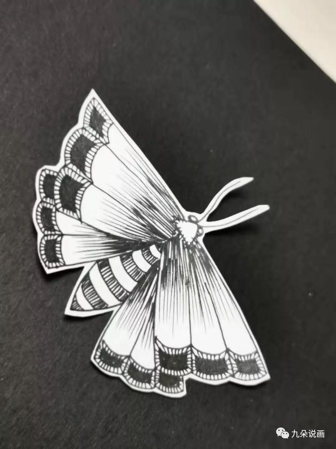 步骤8：多画几只，然后剪下。小朋友手部协调能力需要锻炼，直接剪有难度，可以先将外侧多余的剪掉，剪成下图样子，然后再精细的去剪。