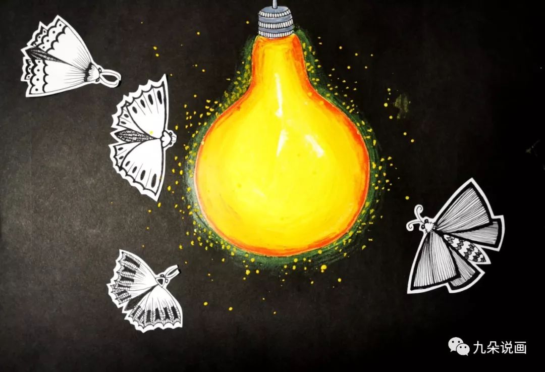 步骤9：将剪下的飞蛾贴在灯泡四周即可，位置自己安排。用水粉笔在灯泡周围点上一些小点，增强画面感。