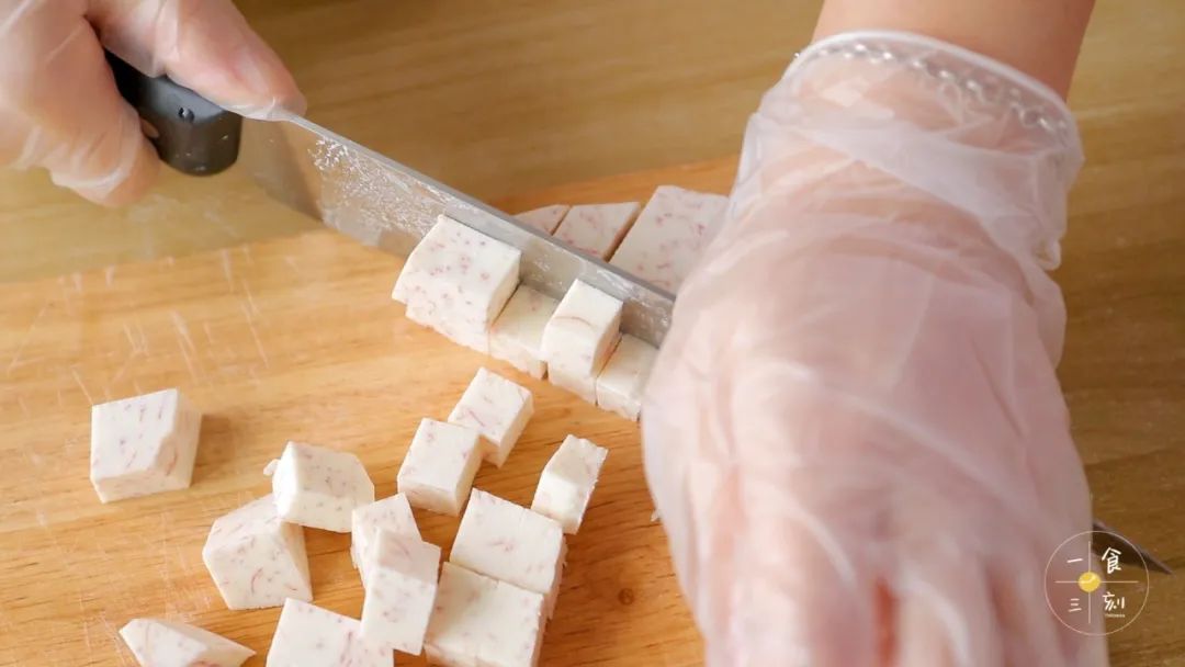 芋头切块，上锅蒸熟