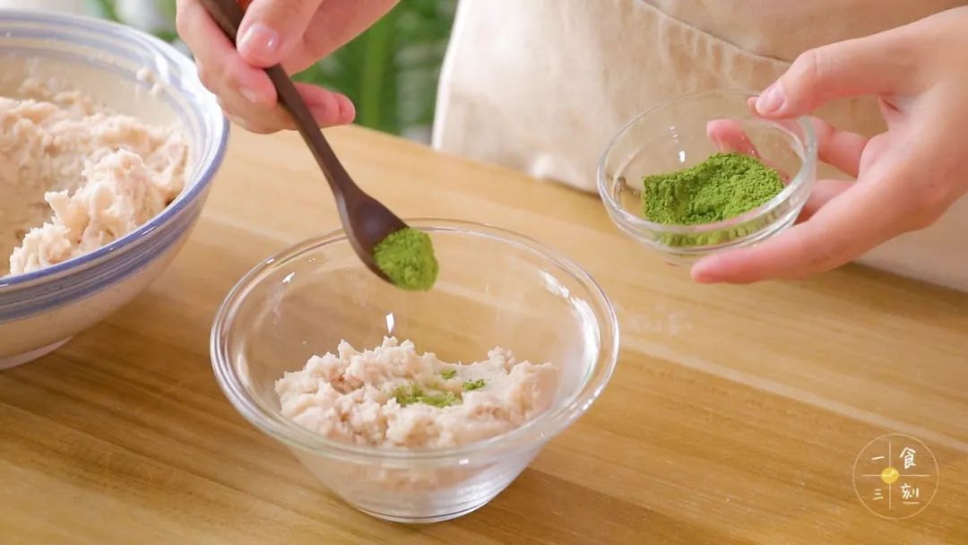 拿一个干净的碗，取一半芋头泥，加入抹茶粉，搅拌均匀
