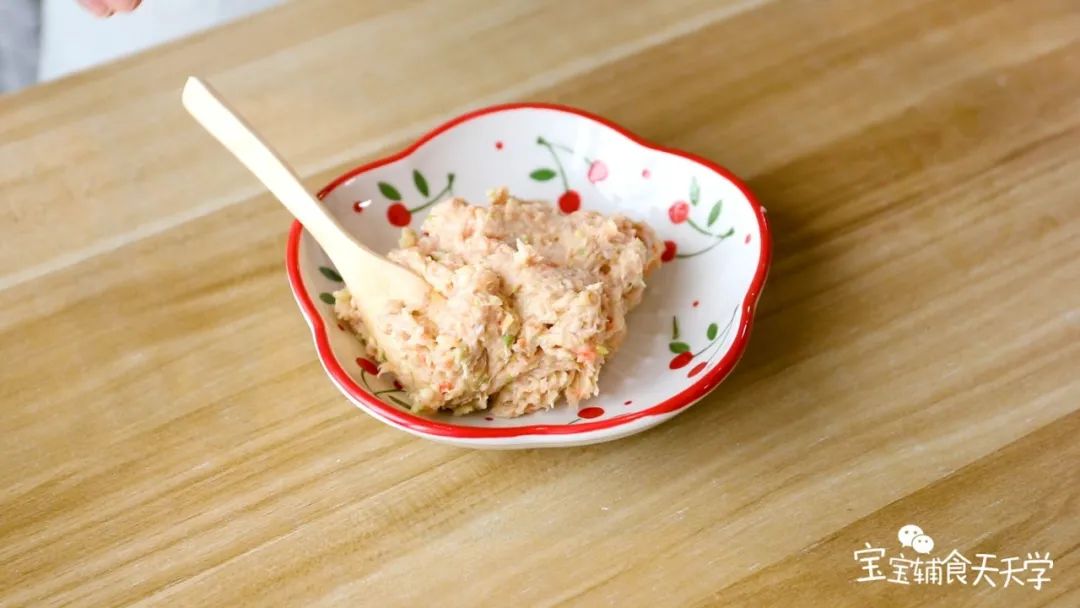 把鸡肉、杂蔬、秋葵籽和玉米淀粉、松茸粉一起放入搅拌机，搅拌成泥