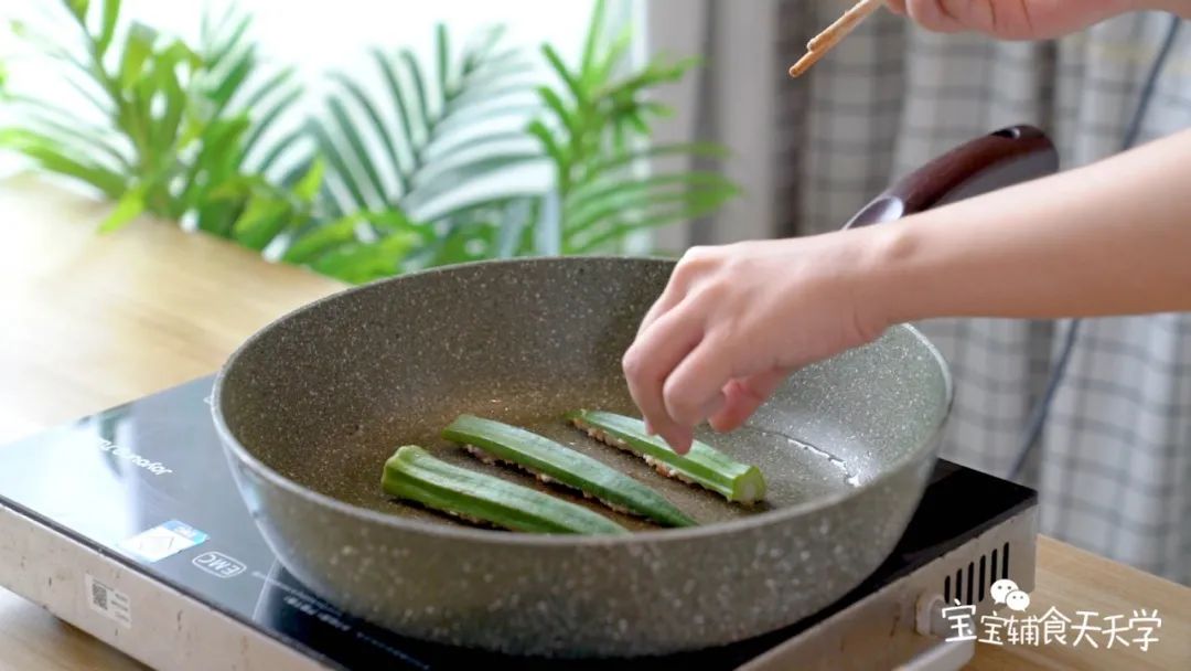 锅中倒入少许油，肉肉那面朝下