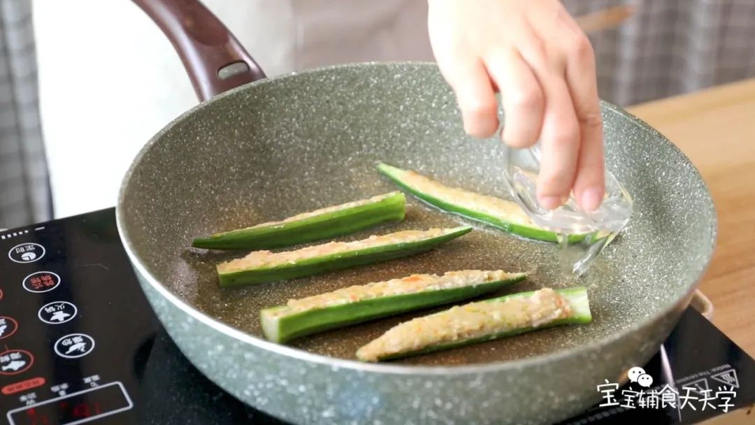 倒入少许水，盖上盖子