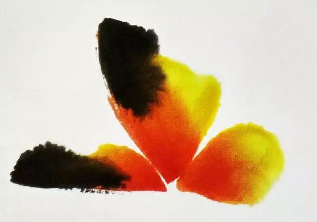 步骤2：蘸取重墨，点染蝴蝶翅膀尖部的颜色。