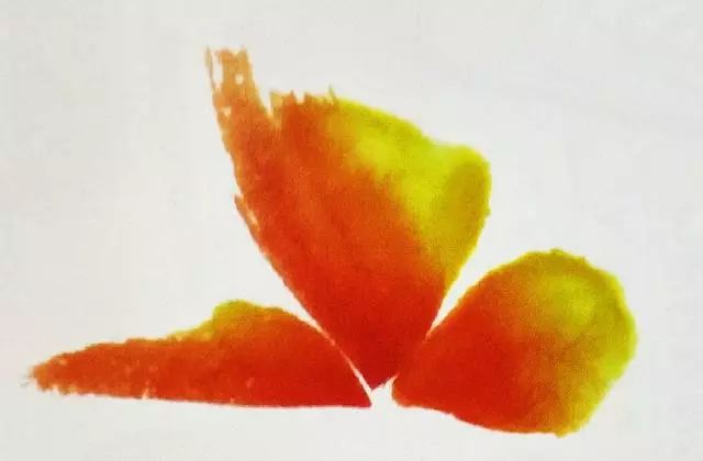 步骤1：蘸取石黄，笔尖蘸朱磦，用侧锋画出蝴蝶的翅膀。