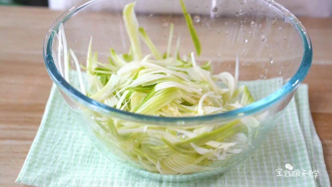 第2步：西葫芦清洗干净，刨成丝