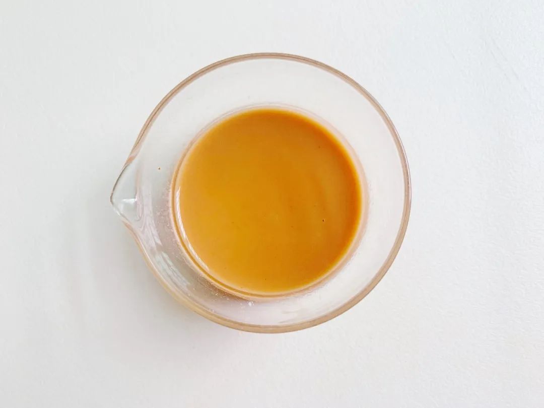 第7步：番茄酱加入酱油、剩余的淀粉和半碗水，调成均匀的酱汁。