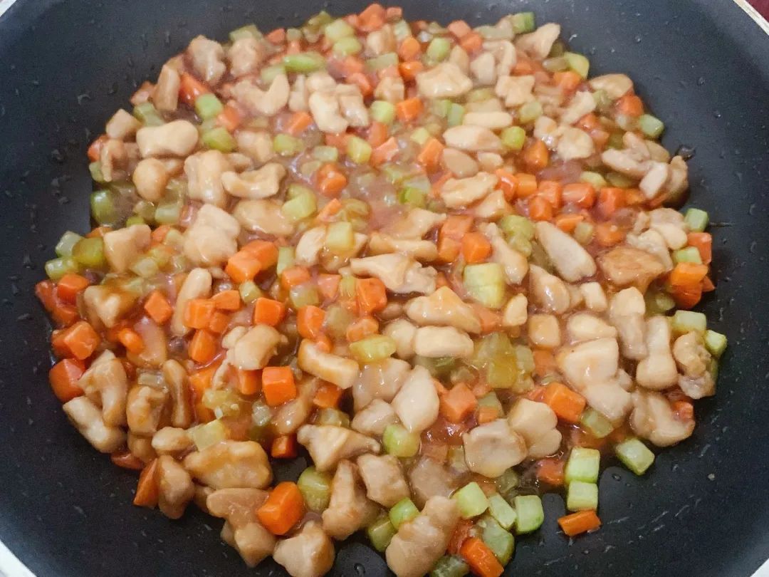 第8步：将酱汁倒入锅中，翻炒至均匀、浓稠。