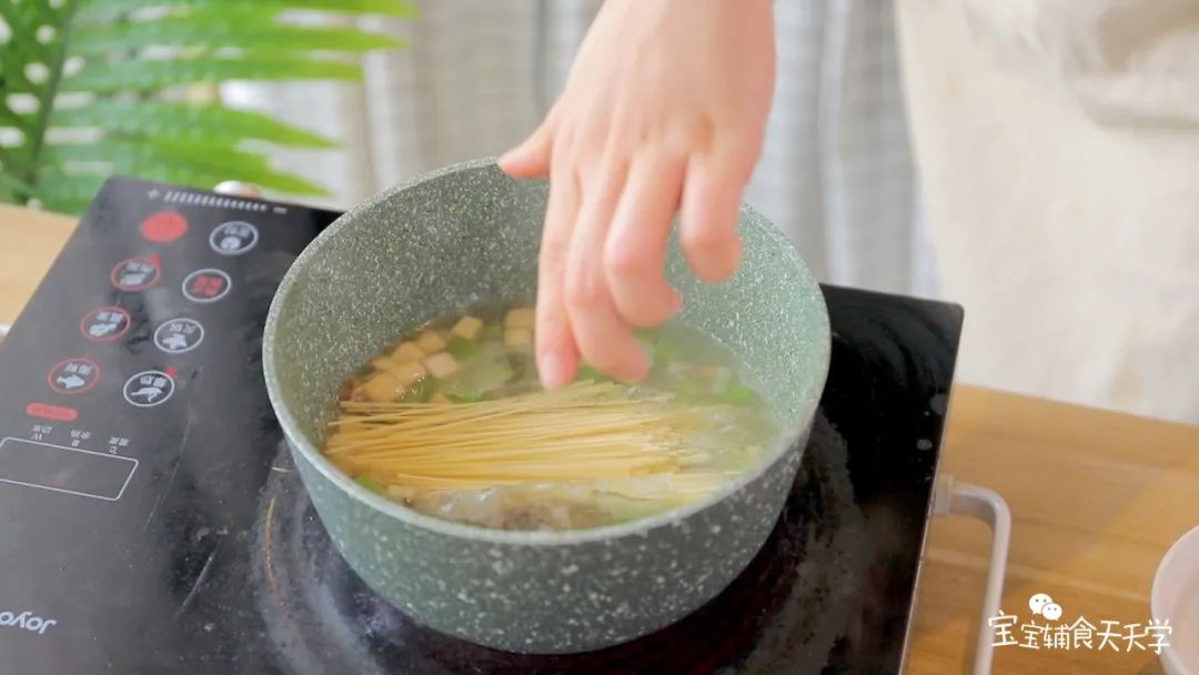 锅中加入适量的水，煮开