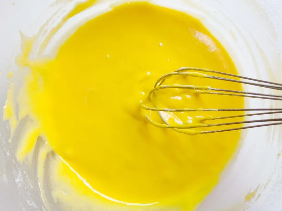 鸡蛋黄加奶、油和面粉搅拌成均匀的面糊。