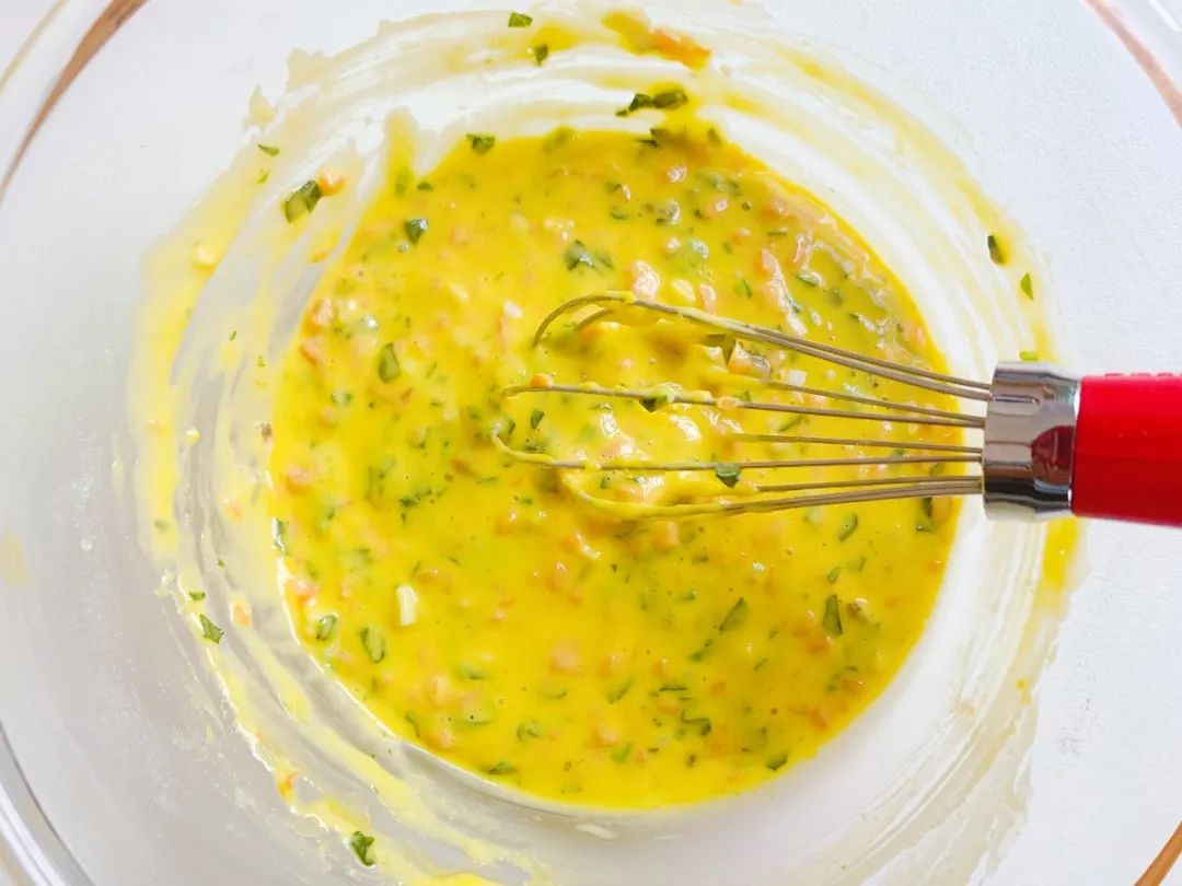 再加入切碎的蔬菜搅拌均匀。