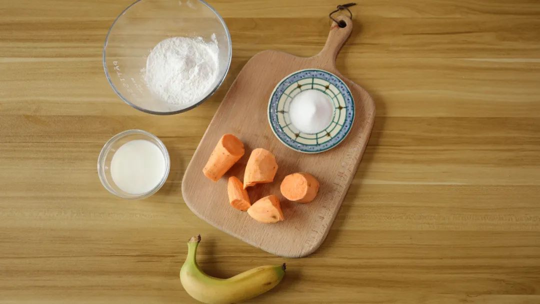 食材准备：小香薯 150克，香蕉1根,糯米粉60克，牛奶30克，细砂糖5克