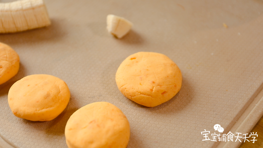 包起、压平成饼