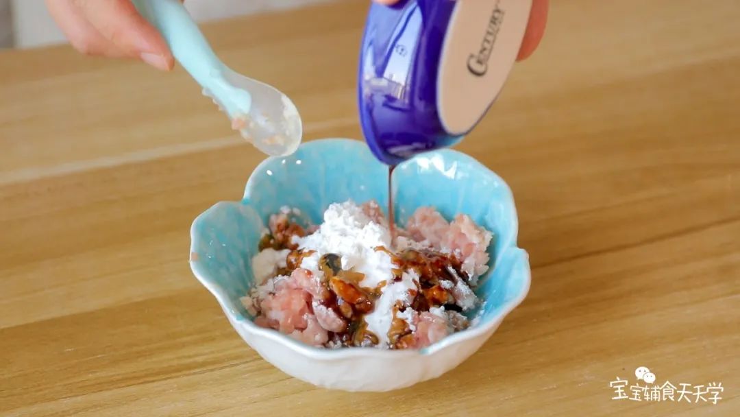 第4步：肉沫加入淀粉、宝宝酱油腌制十分钟以上