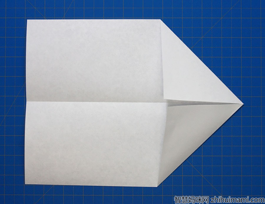 步骤2：展开然后将顶部的两个角折叠到中心线。