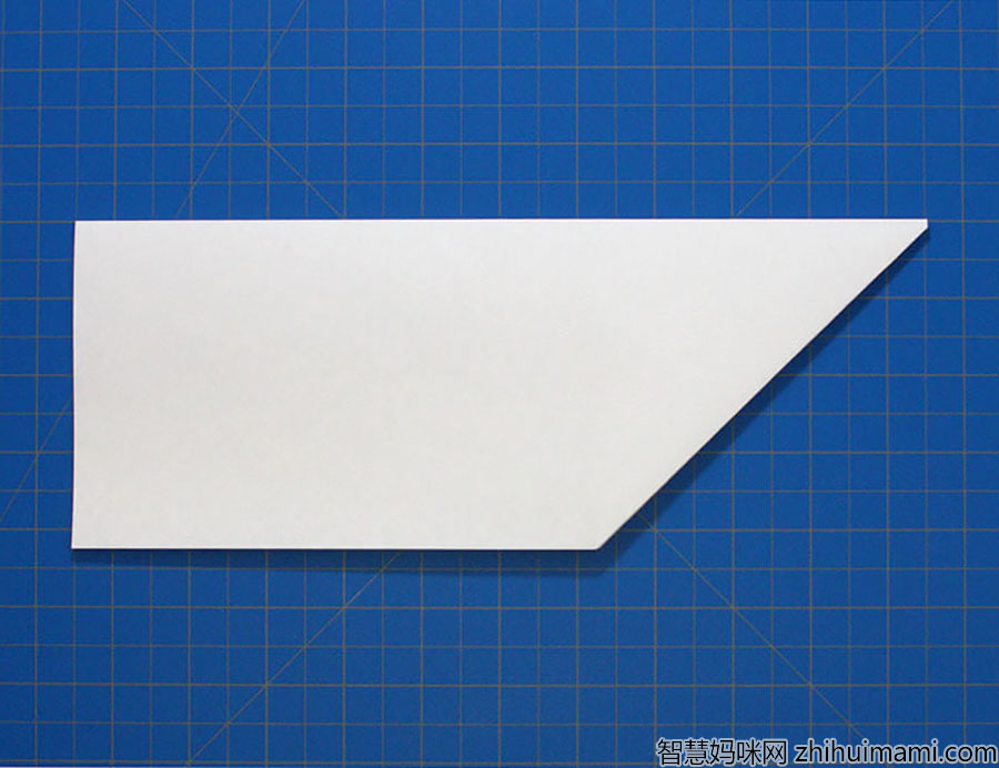 步骤3：再次将纸对折。