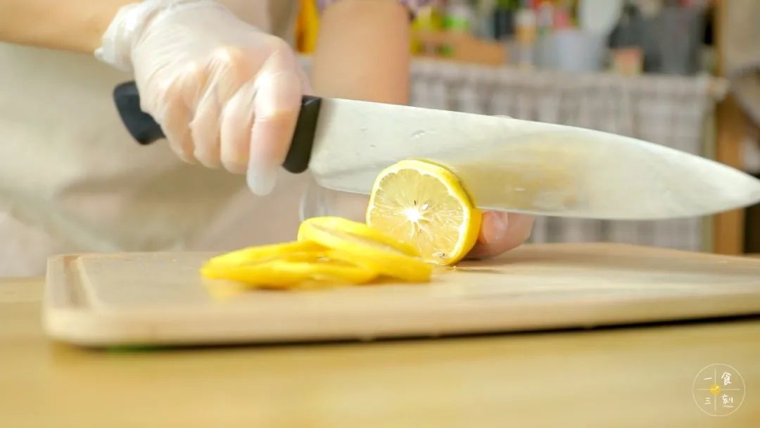 把柠檬一半切成片，一半备用