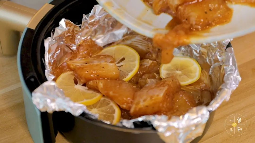 把材料倒进去后，上面铺上蒜片