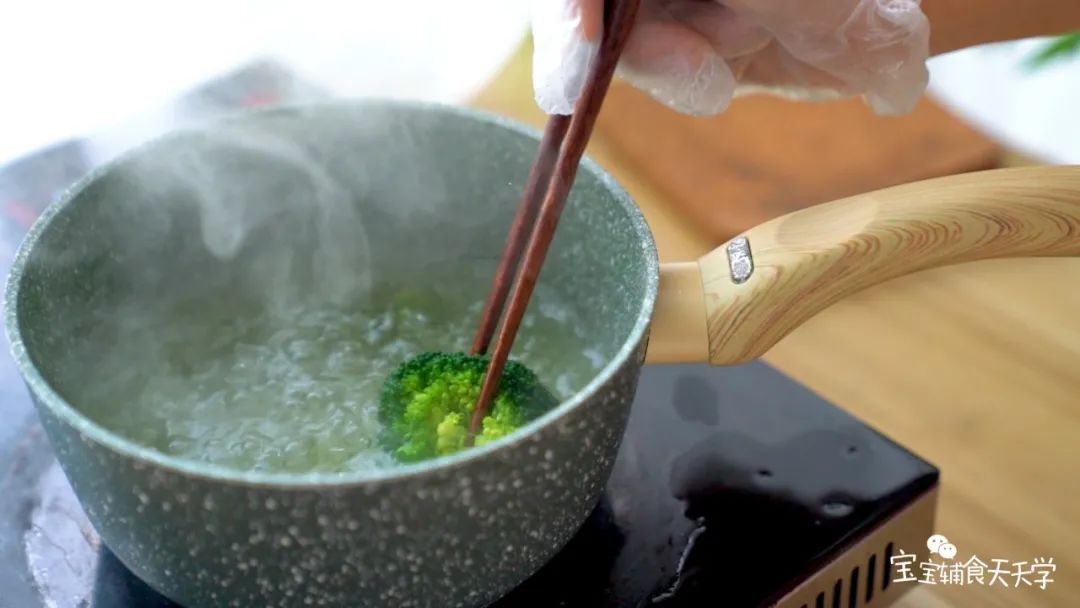 第2步：西兰花焯水后剁碎备用