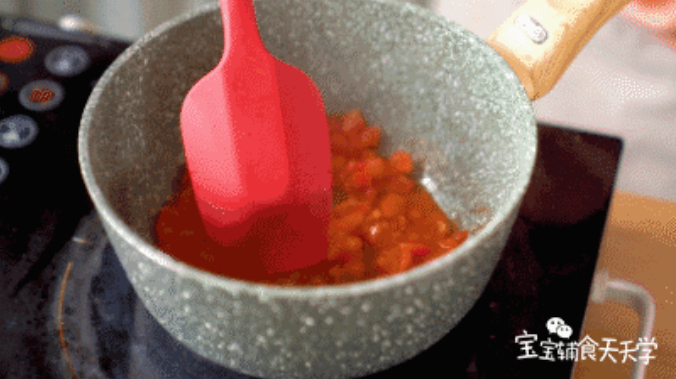 第6步：锅中放入少许油，倒入西红柿泥翻炒，炒出汤汁