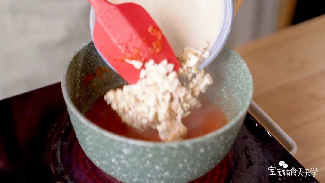 第7步：加入适量清水煮开，放入山药碎和干贝丝，煮至软烂