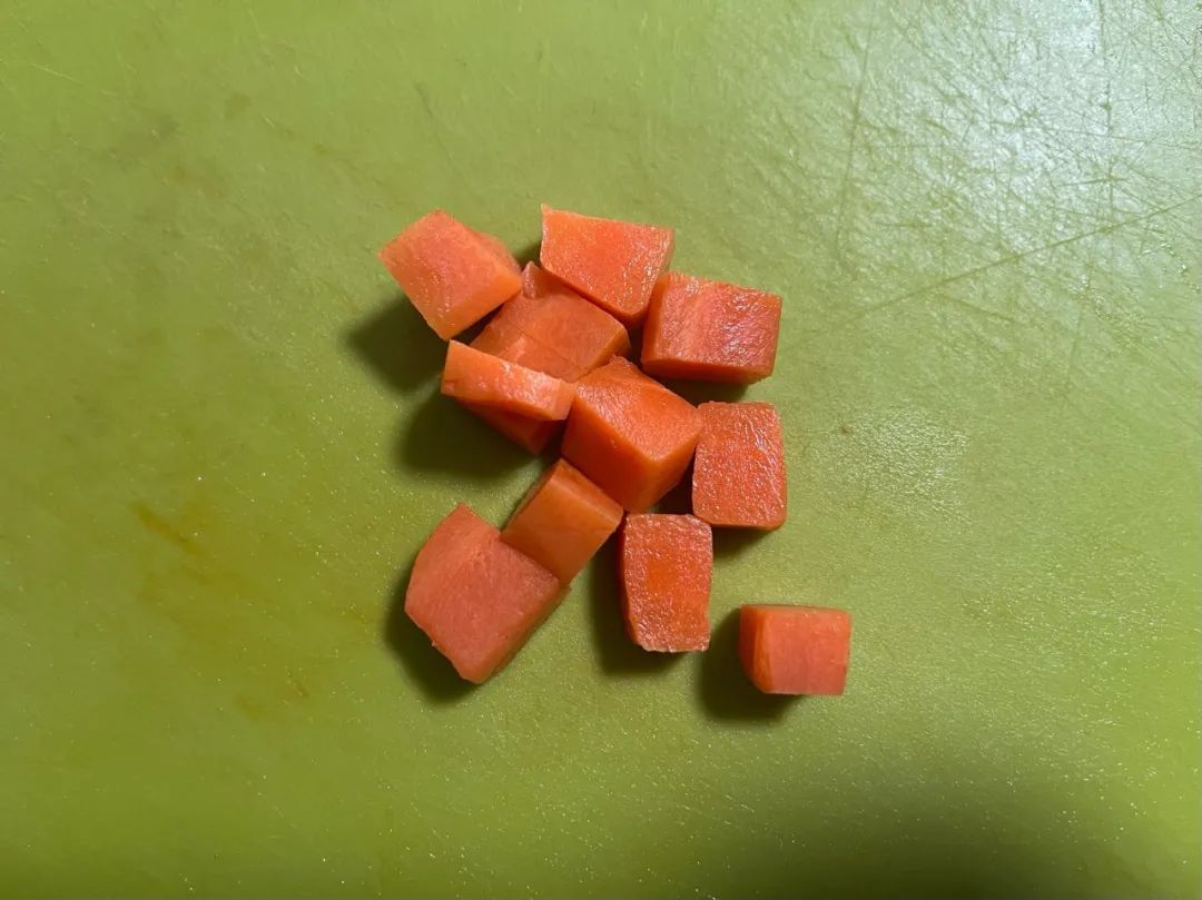 胡萝卜焯水后切块。
