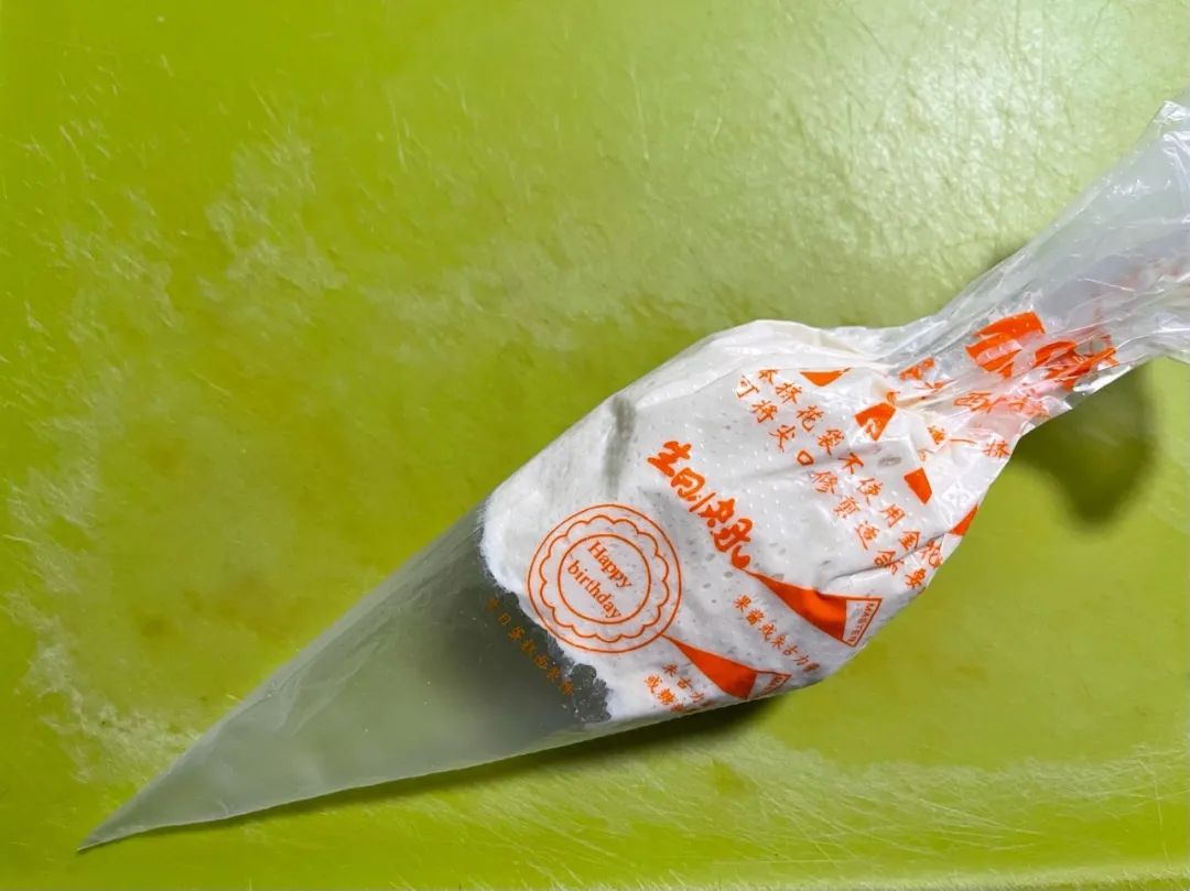 发酵好的面糊加入玉米粉搅拌排气，装入裱花袋。