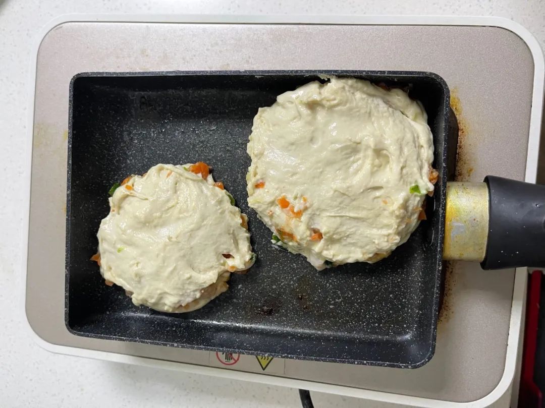 再挤入面糊，盖住肉馅。