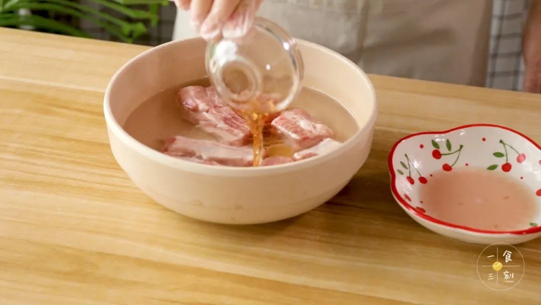 排骨加入料酒，浸泡去血水