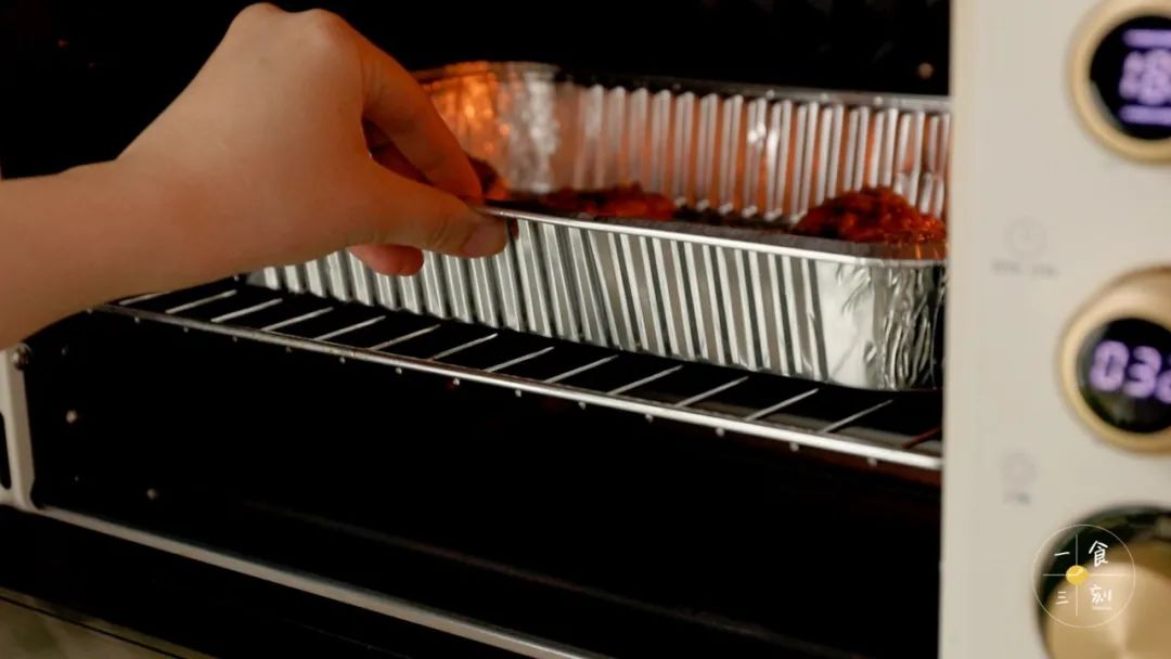 放进烤箱，180度烤30-35分钟