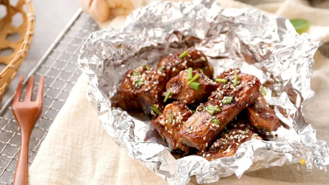 连着酱汁一起下饭，肉香在口腔中四溢，虽有多种酱料搭配，够味之余却一点都不腻，越咀嚼越上头，怎么吃都吃不够，骨头都啃到舍不得丢~