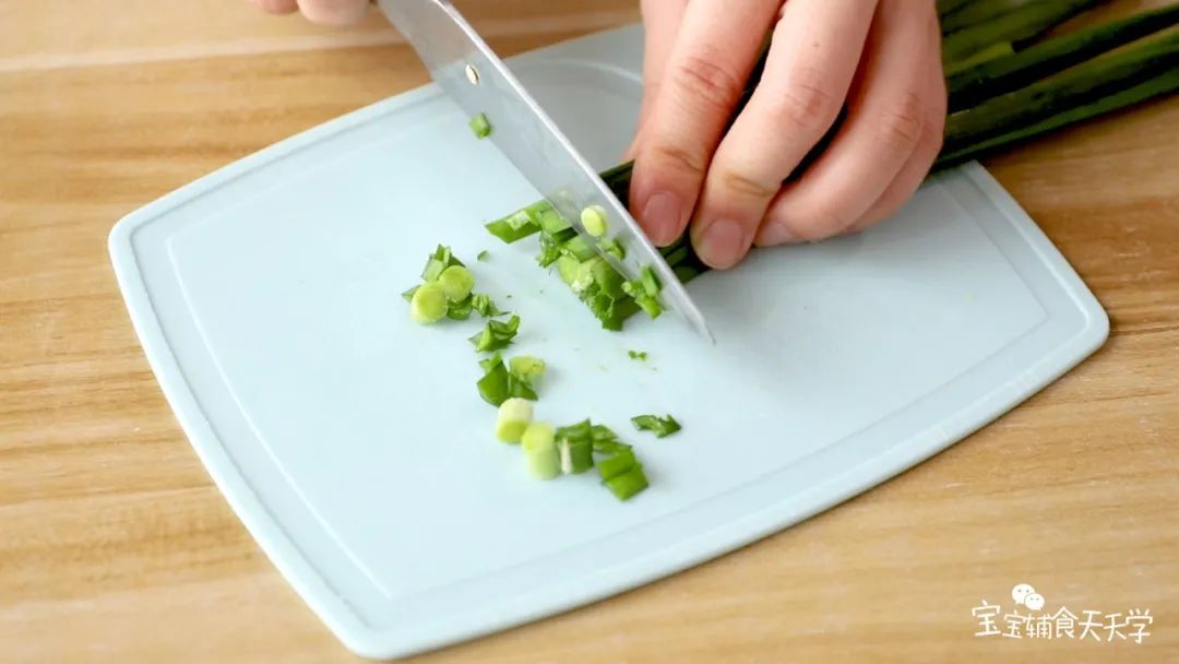 把韭菜切细