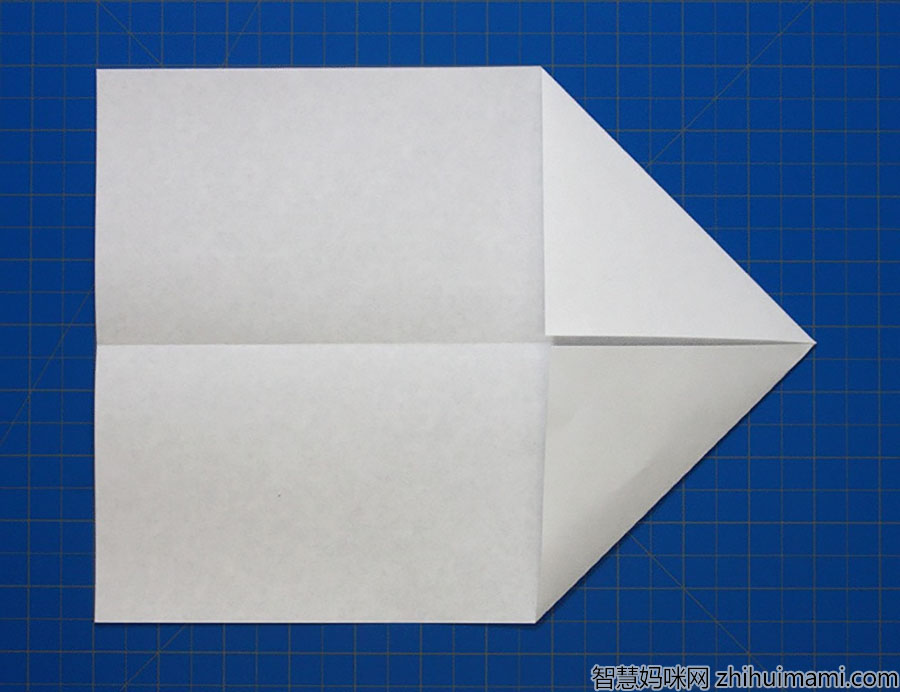 步骤2：展开然后将上面的两个角折叠到中心线。