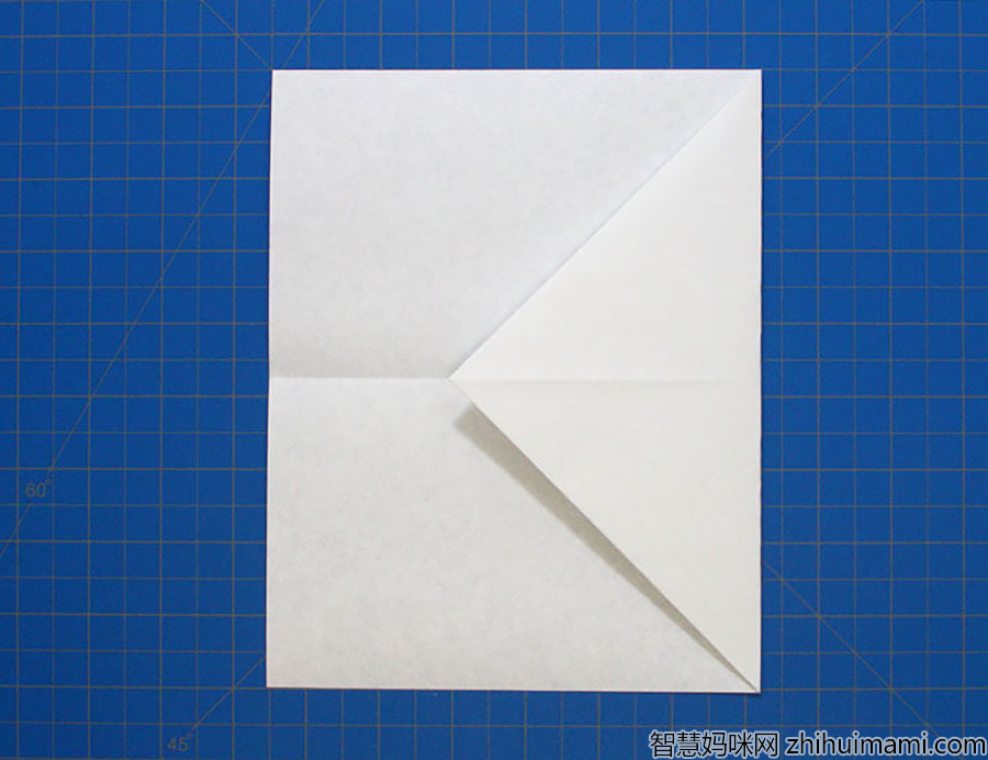 步骤3：将顶峰向下折叠，形成一个正方形。