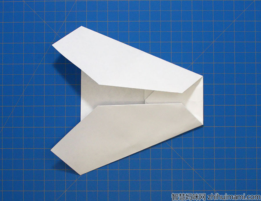 步骤4：将上边折叠到中心线。