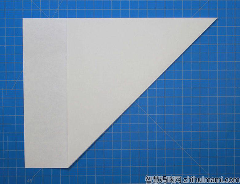 步骤1：将纸对角折叠。