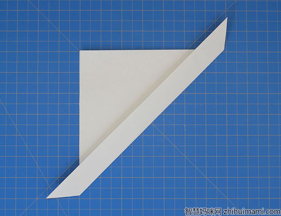 步骤3：将闭合边缘折叠1厘米。