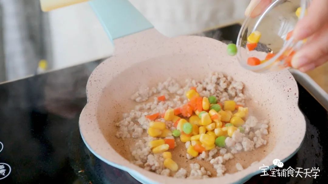 加入杂蔬翻炒均匀