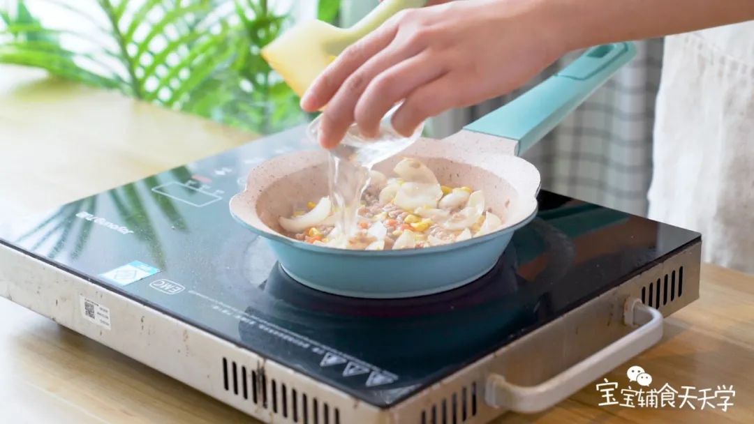 加入少许水，焖至软熟