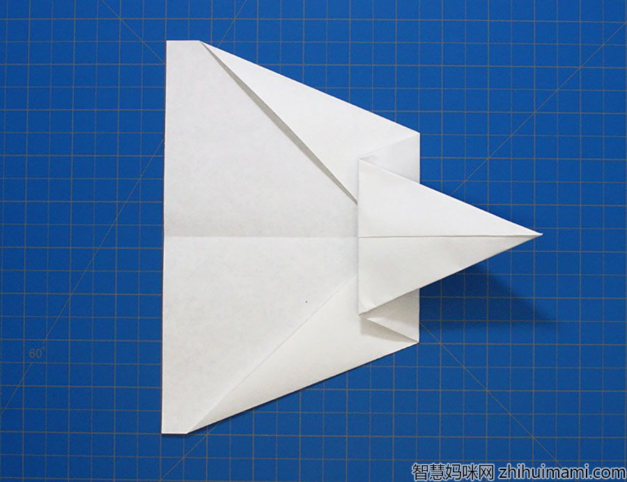 步骤5：现在，将峰折回顶部边缘。