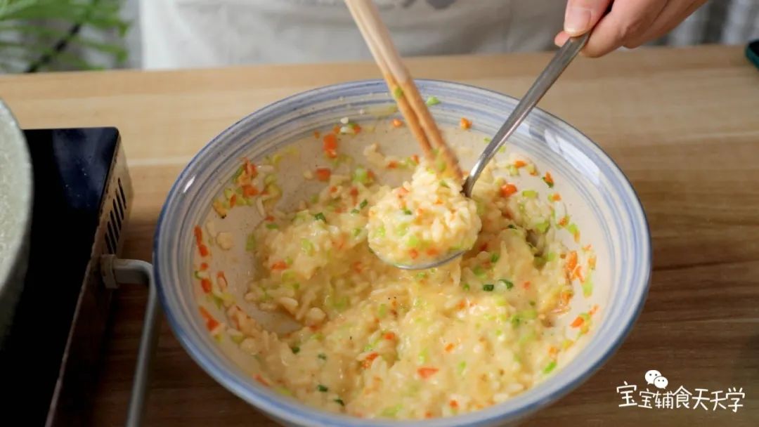 热锅涂油，放入米饭整理成圆饼状