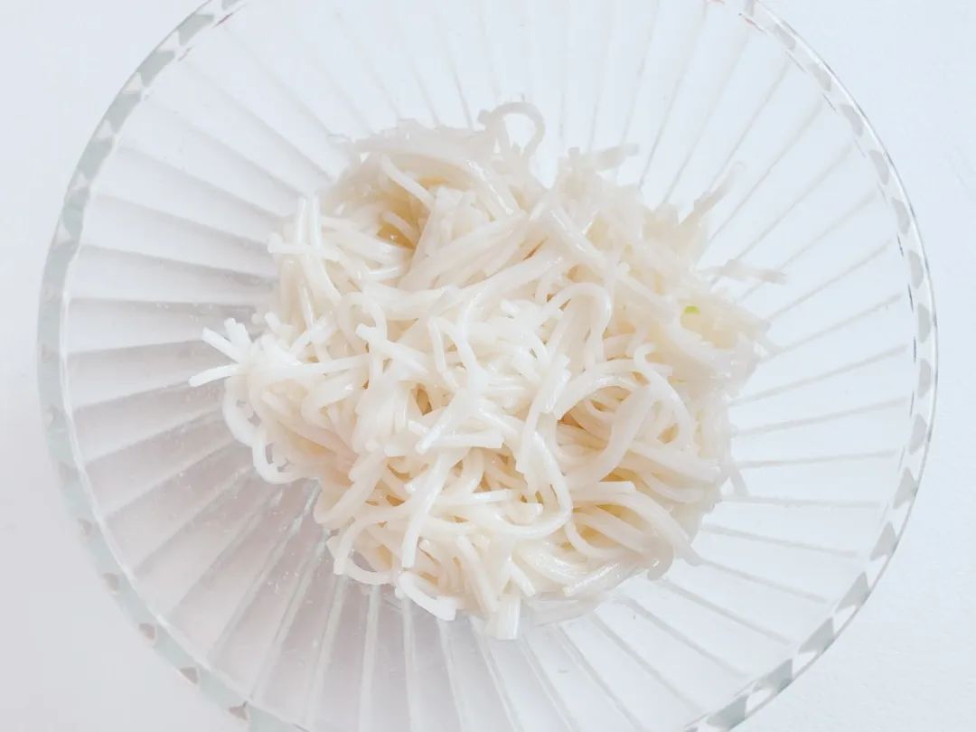 面条煮熟过凉水沥干，用辅食剪剪碎。