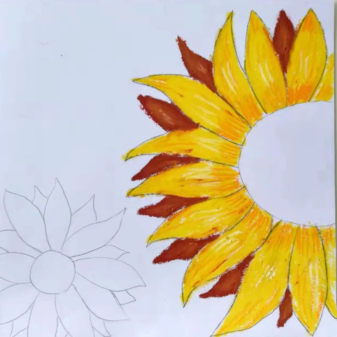 步骤3：再用黄色和橘色画黄色的花瓣，白色画高光。