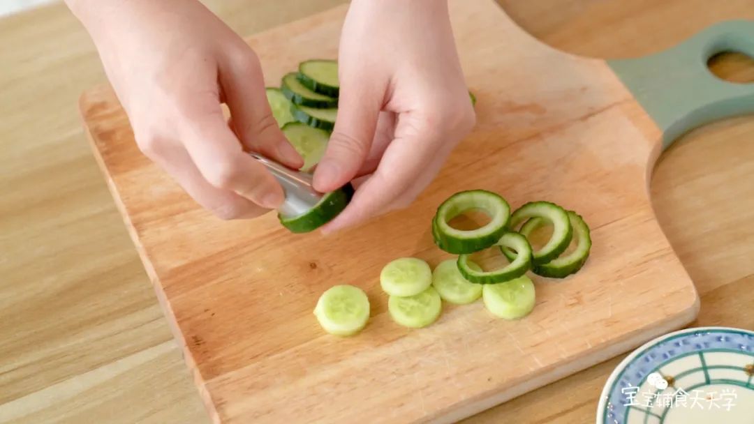 把黄瓜切成圈片，用裱花嘴做成镂空形状