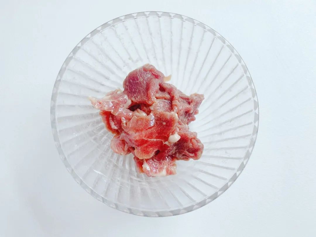 猪肉片依次加入酱油、淀粉和油抓匀，腌制20-30分钟。