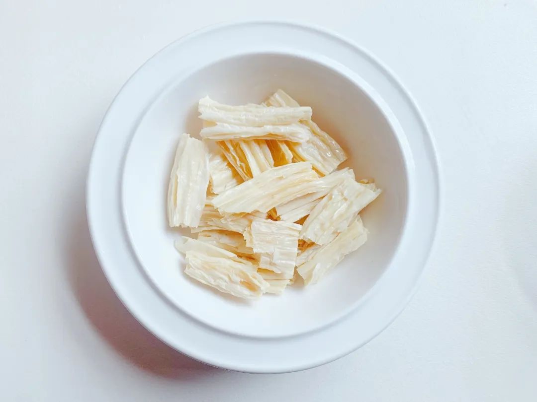 泡发的腐竹捞出沥干，平铺碗底。