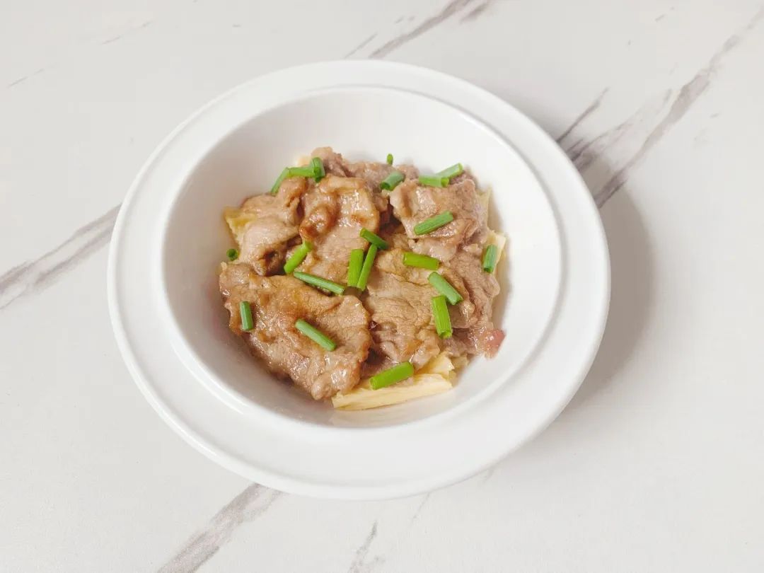 肉片裹上淀粉、油进行腌制，口感会变得软嫩。底下铺上腐竹，能吸收上层的肉汁，味道也很好吃。快手简单的家常菜肴，你值得拥有哦！