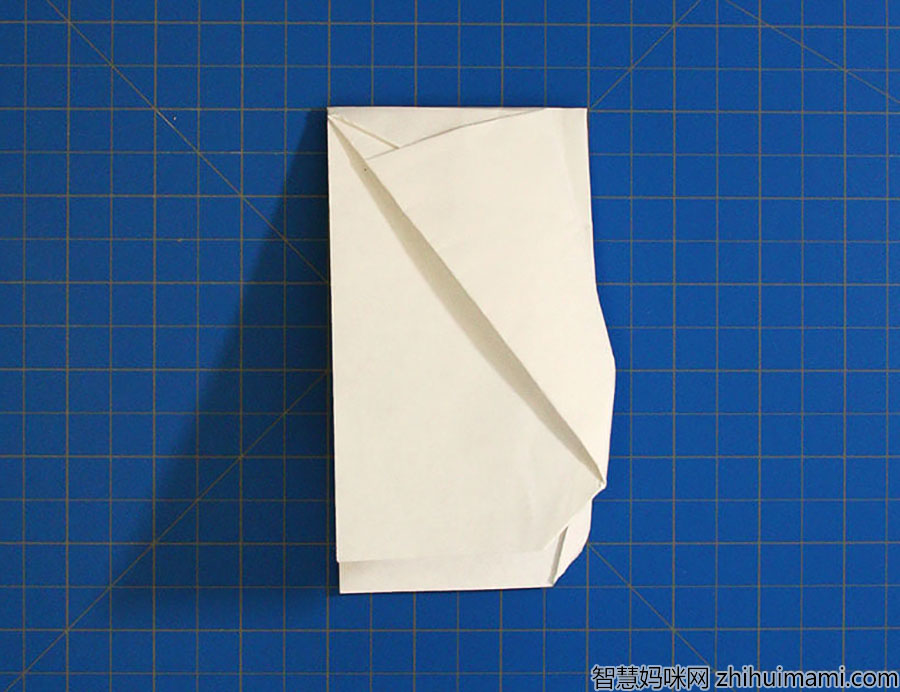 步骤8：将飞机对折。